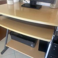 scrivania porta computer con struttura in metallo