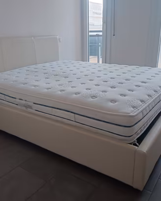 Letto matrimoniale + comodini