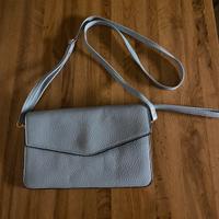 Pochette con tracolla in ecopelle azzurra