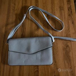 Pochette con tracolla in ecopelle azzurra