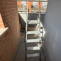 Scala in alluminio a castello con piattaforma