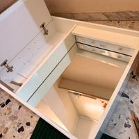 Mobiletto da bagno con specchio e luci