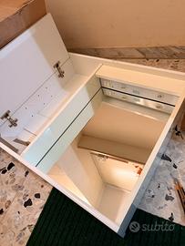 Mobiletto da bagno con specchio e luci