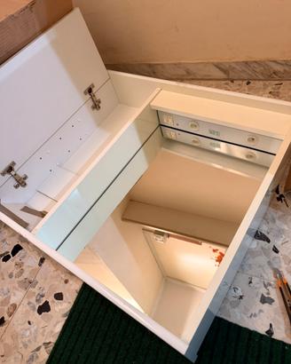 Mobiletto da bagno con specchio e luci