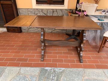 Tavolo di legno allungabile