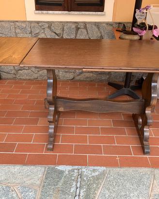 Tavolo di legno allungabile