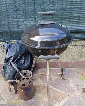 barbecue a carbonella con attrezzature 