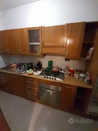 cucina con elettrodomestici