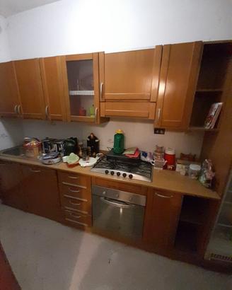 cucina con elettrodomestici