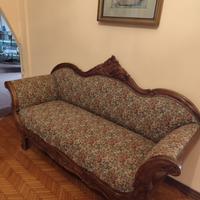 divanetto in stile con sedia abbinata