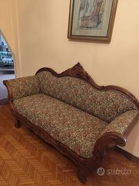 divanetto in stile con sedia abbinata