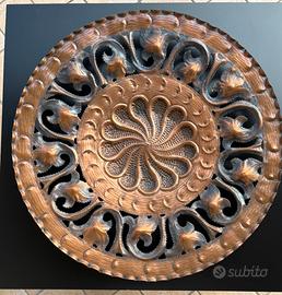 Piatto in rame sbalzato