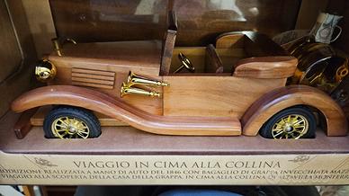 Modellino auto d’epoca in legno