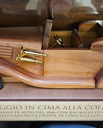 Modellino auto d’epoca in legno