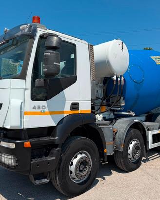 IVECO TRAKKER 450 con betoniera CIFA