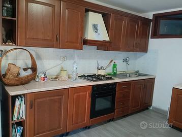 Cucina,frigo,tavolo,sedie