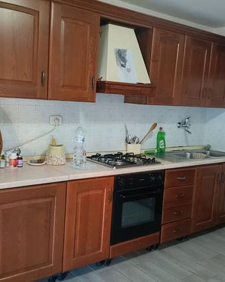 Cucina,frigo,tavolo,sedie