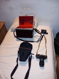 Fotocamera Nikon con zoom, flash e custodie 