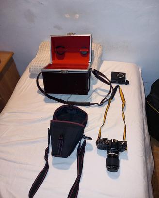 Fotocamera Nikon con zoom, flash e custodie 