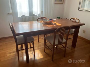 Tavolo, sedie e madia