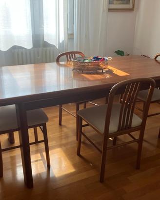 Tavolo, sedie e madia