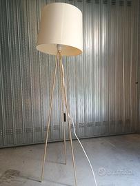 Lampada da terra a treppiede