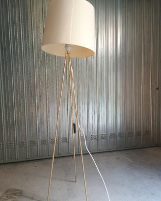 Lampada da terra a treppiede