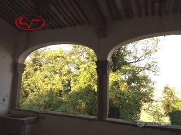 Rustico / Casale di 450 m² con più di 5 locali a L