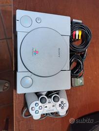 Console PlayStation 1 e custodia a tracolla  