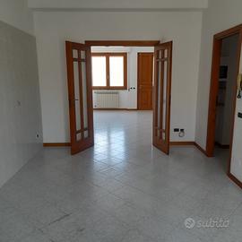 Appartamento semi indipendente con ampio cortile -