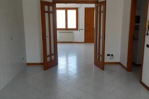 Appartamento semi indipendente con ampio cortile -