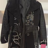 Cappotto nuovo nero con disegni tipo desigual
