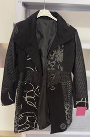 Cappotto nuovo nero con disegni tipo desigual