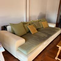Divano grande con cuscini – €300