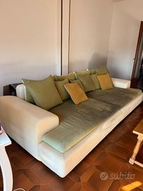 Divano grande con cuscini – €300