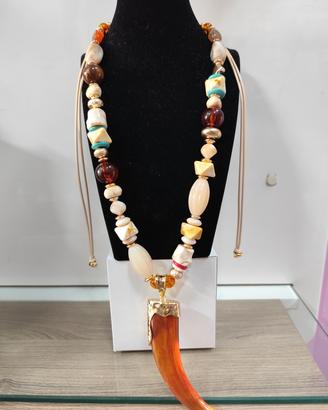 Collana corno e ciondoli in resina. 