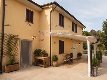 Villa di 182 m² con più di 5 locali e posto auto a