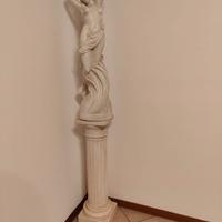 Colonna e statua.