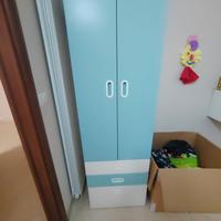 Armadio azzurro e bianco con ante e cassetti