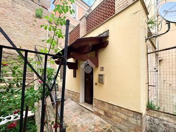 CASA SEMINDIPENDENTE A CHIETI