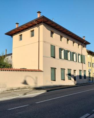 Casa accostata pluricamere con giardino