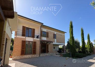 Casa semi-indipendente su due livelli con giardino