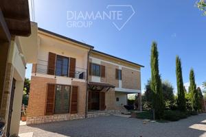 Casa semi-indipendente su due livelli con giardino
