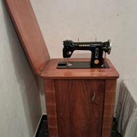 Macchina da cucire a pedali vecchio modello con mo