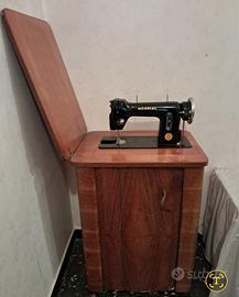 Macchina da cucire a pedali vecchio modello con mo