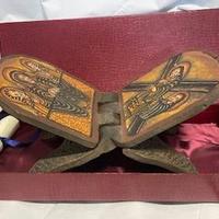 porta messale in legno inciso