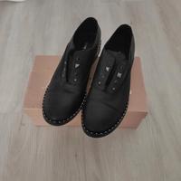 mocassini neri con borchie 