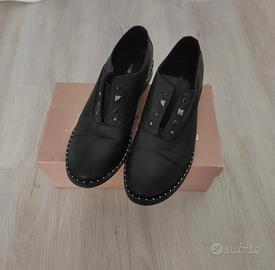 mocassini neri con borchie 