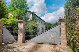 Raffinato casale in zona tranquilla