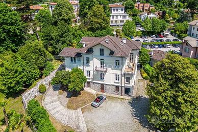 Villa di 585 m² con più di 5 locali a Como